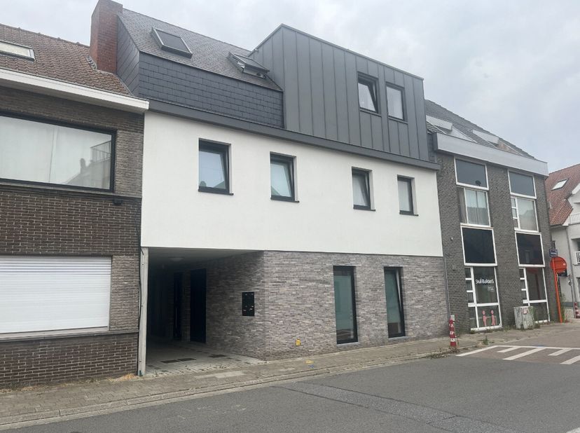 Centraal gelegen drie slaapkamer appartement te huur in Waregem Het appartement is alsvolgt ingedeeld : inkom, woonkamer met veel licht, volledig inge