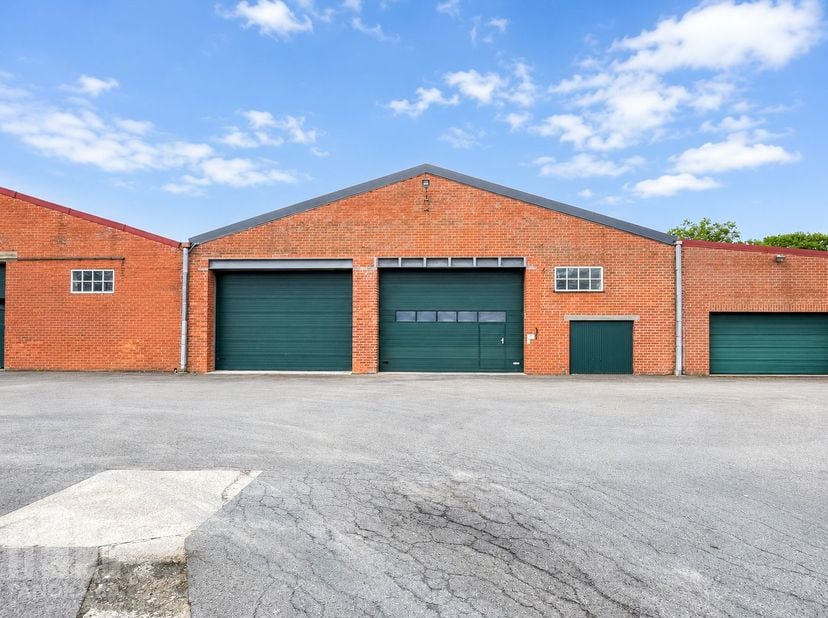 Functioneel magazijn met een oppervlakte van +/- 860 m² te huur.&amp;nbsp;Uitermate goed gelegen langs de bedrijvige Staatsbaan (N35) met onmiddellijke ve
