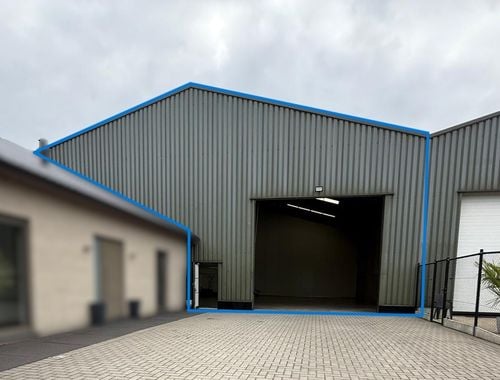                                         Magazijn zonder bureel te huur in Lanaken, € 1.600
