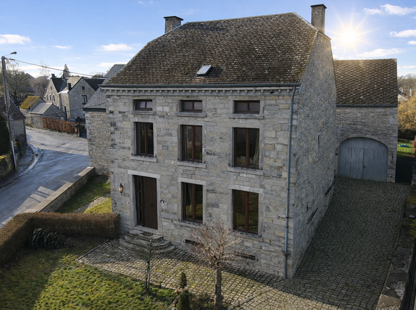 deaal gelegen in het hart van het dorp Wavreille, op slechts 5 minuten van Rochefort en vlakbij de E411, heeft deze charmante woning in natuursteen al