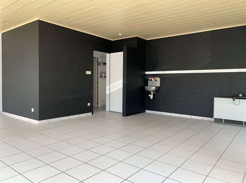 Gelijkvloers handelspand met verschillende mogelijkheden te Ramsel<br />
<br />
Ligging: Centraal gelegen in Ramsel, deelgemeente van Herselt. Alle