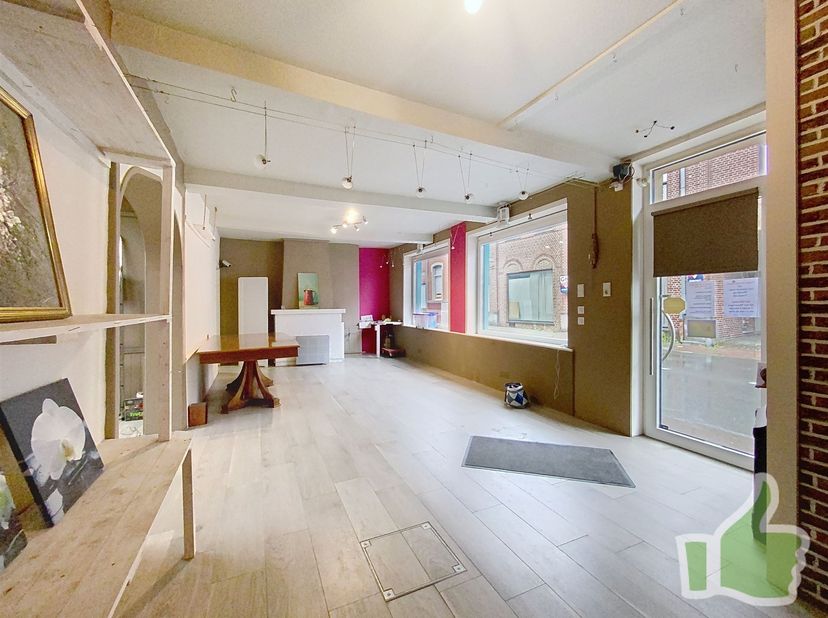 Beau potentiel pour ce commerce idéalement situé avec habitation possible au premier étage, bien qui pourrait devenir petite maison unifamiliale <br /