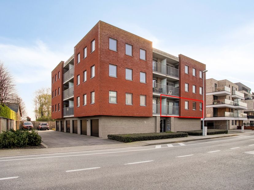 In de Esenweg, vlakbij het centrum van Diksmuide en op korte afstand van verschillende winkels (Lidl, Aldi, Colruyt, Kruidvat, Action…), bevindt zich