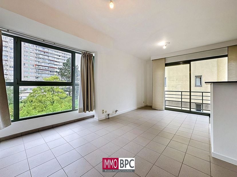 À louer : Superbe appartement 1 chambre avec terrasse, parking et cave Place Reine Astrid à Ganshoren<br />
Situé sur la très recherchée Place Reine
