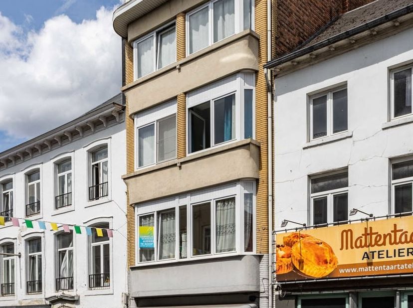 Gezinswoning met mogelijkheid tot zelfstandige activiteit op topligging<br />
Op zoek naar een ruime woning op een levendige en centrale locatie? Deze