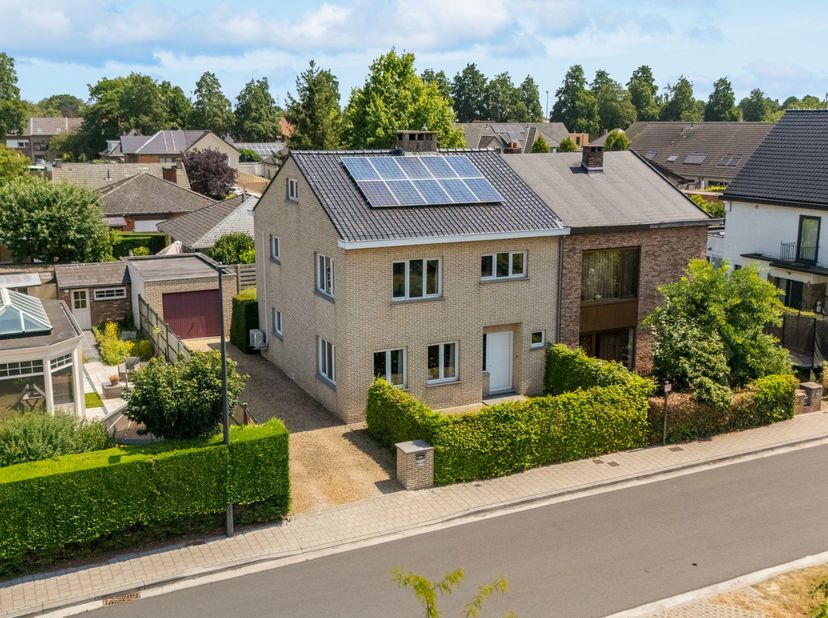 Ben je op zoek naar een solide, uitstekend onderhouden woning waar je jouw eigen thuis van kunt maken? Zoek niet verder! Gelegen in een uiterst aangen
