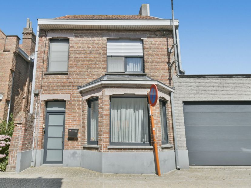 Op de eerste verdieping zijn er twee volwaardige slaapkamers, evenals een tweede badkamer uitgerust met een ligbad en toilet. De tweede verdieping bes