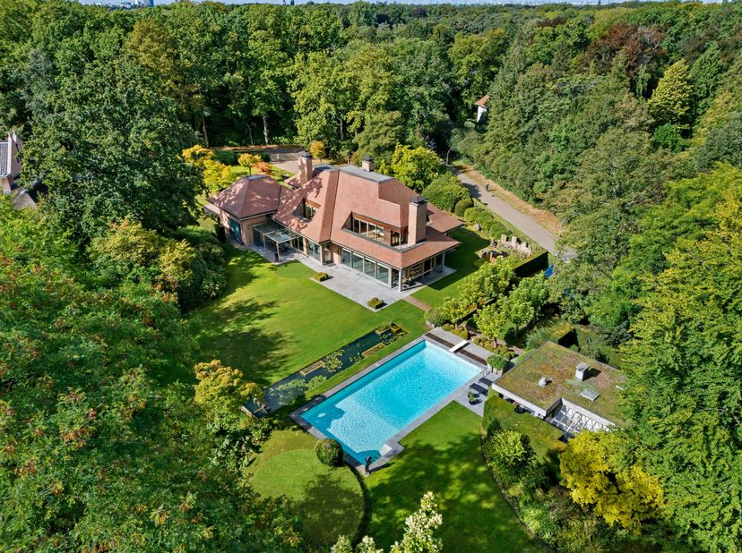 Gelegen aan de prestigieuze Bisschoppenhoflei in het groene en residentiële Brasschaat, bevindt zich deze uitzonderlijke villa die luxe, ruimte en rus