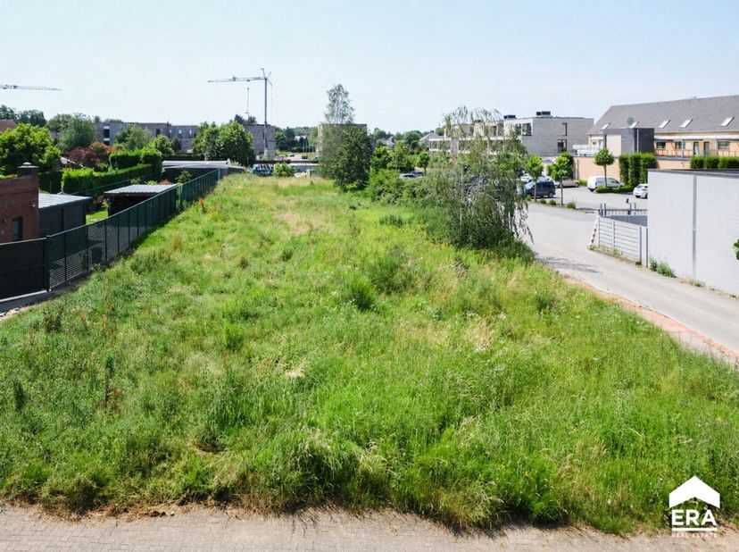 In het centrum van Zonhoven bevindt zich deze uitstekend gelegen projectgrond met potentieel voor een kleinschalig residentieel project. Volgens de ge