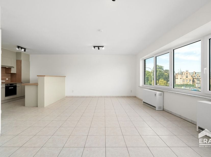Licht en centraal gelegen appartement met prachtig zicht op het station van Eeklo Op zoek naar een comfortabel appartement op een centrale en uitsteke