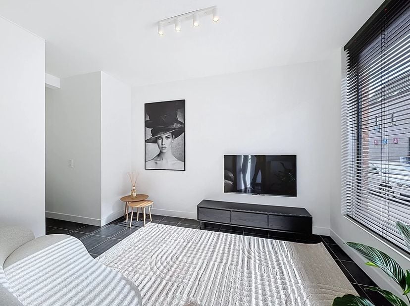 Dit appartement is gelegen op de Rozenberg te Mol op wandelafstand van winkels en het centrum.<br />
Het gebouw is onderverdeeld in 3 appartementen.<b