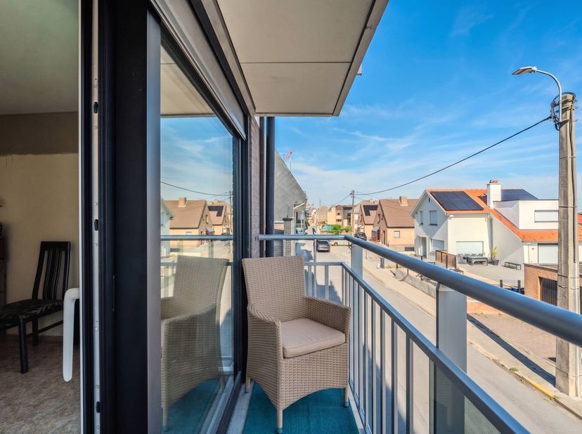 Op de eerste verdieping van residentie Riff, bevindt zich deze ruime studio met slaapruimte. Vanop het aangenaam terras kan u genieten van de middagzo