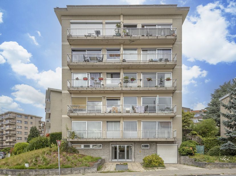 Op de vierde verdieping van een verzorgd gebouw bevindt zich dit aangename en lichtrijke appartement met een praktische indeling. Het gebouw is voorzi