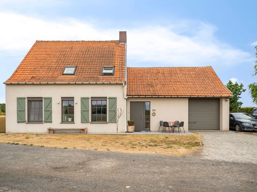 Deze charmante woning is gelegen midden de velden en nabij het kunstdorp Watou. Het perceel kent een oppervlakte van 1.600 m² en geniet van prachtige