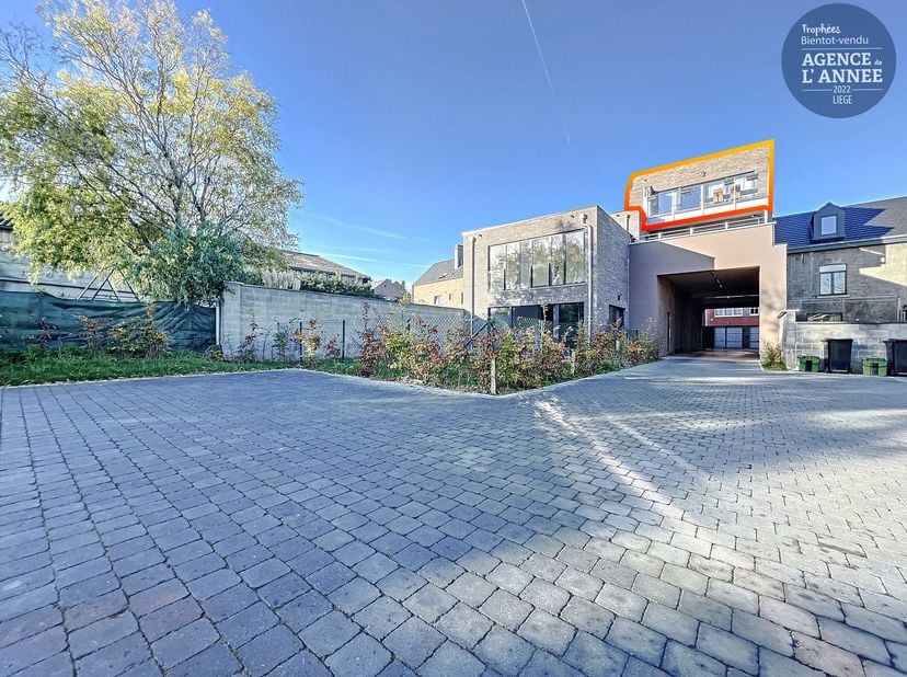 Le bureau Nigel IMMO a le plaisir de vous présenter ce duplex, situé au deuxième étage, dans un état neuf d'une superficie totale de 102 m² situé dans