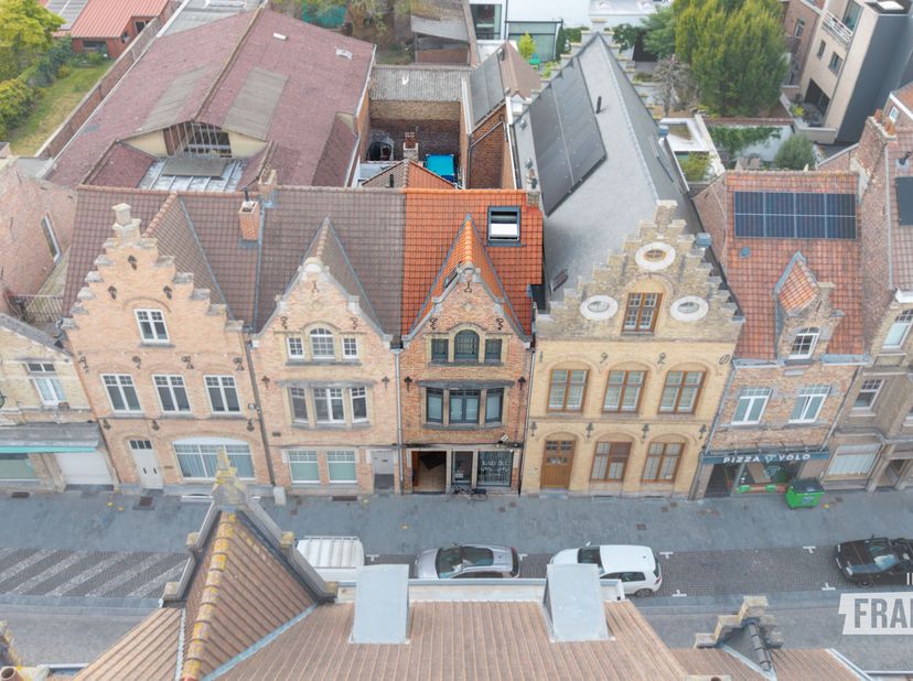 Ontdek dit veelzijdige handelspand met instapklare woonst in de historische stadskern van Ieper. Een unieke eigendom waar wonen en werken perfect geco