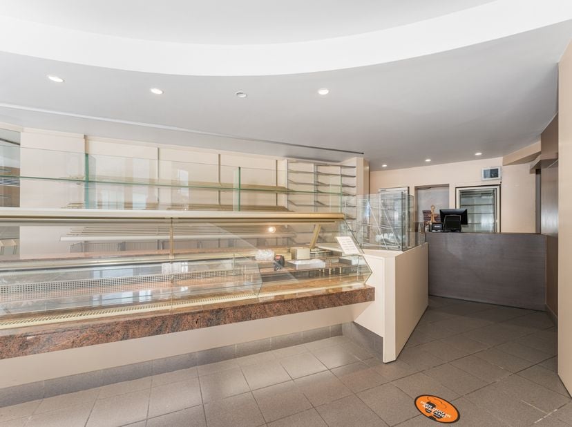 Dit prachtig aanbod is gelegen in het centrum van Ardooie met een zeer commerciële ligging!<br />
Dit eigendom bestaat op heden uit een woning met win