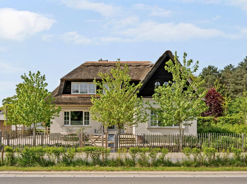 Deze prachtige landelijke villa, gelegen op een perceel van maar liefst 1.424 m², bevindt zich op een uitstekende locatie in Lummen. Dagelijkse voorzi