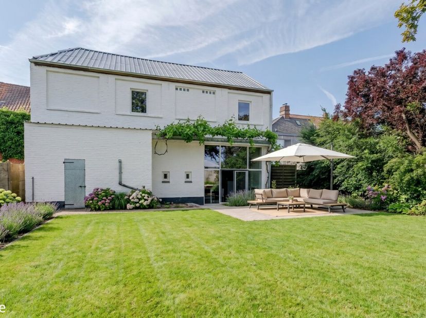 Bent u op zoek naar een uitzonderlijk ruime woning met een uitstekende energieprestatie? Dan is dit precies wat u zoekt. Met een bewoonbare oppervlakt