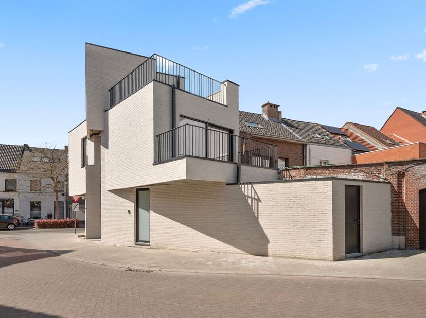 Kwaliteitsmaterialen en uitmuntende architectuur tillen deze woning met ingang langs de Vredestraat, naar een hoger niveau. Wie naar deze witte parel