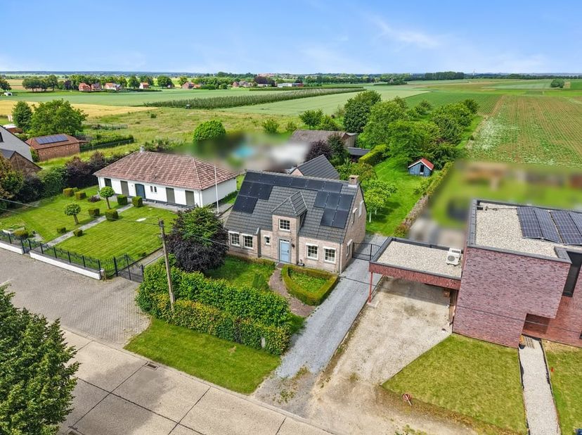 Bent u op zoek naar een instapklare gezinswoning waar ruimte, comfort en energiezuinigheid hand in hand gaan? Dan is deze prachtige open bebouwing in