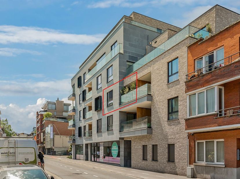 Deze woning geniet van een uitstekende strategische ligging aan een van de belangrijkste invalswegen van Hasselt. Dankzij de vlotte bereikbaarheid bev