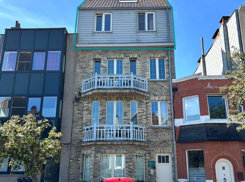 Lichtrijk en volledig gerenoveerd duplexappartement met 2 slaapkamers op een uitstekende ligging in Koksijde.<br />
Indeling: woonkamer met open keuke
