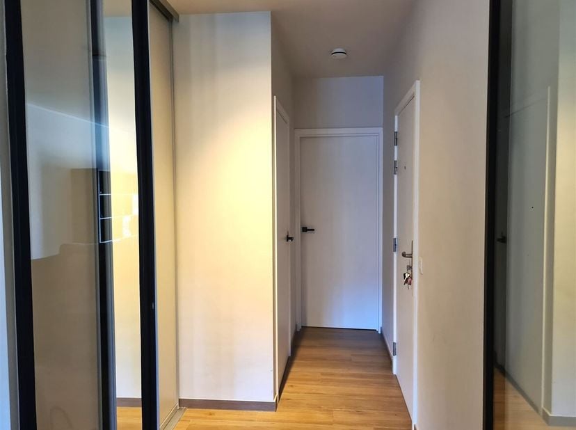 Superbe appartement d'une chambre au rez-de-chaussée avec jardin ensoleillé et parking.<br />
Situation : L'appartement est situé dans le centre de Re