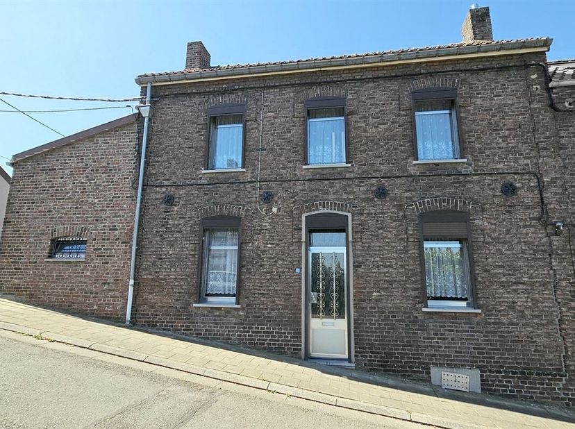 Prix: Offre à partir de 175.000 euros, frais d'agence non inclus et à charge de l'acquéreur. <br />
Maison à rénover proposant de belles possibilités