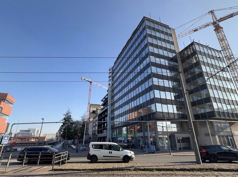 485m² moderne kantoorruimte met adembenemend uitzicht op het MAS en de Schelde, gelegen op de hoek van de Tavernierkaai en de Sint-Aldegondiskaai, vla