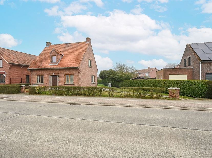 Op een rustige locatie in Sinaai (Sint-Niklaas), ter hoogte van Wijnveld 231, vinden we deze eigendom op een perceel van 594 m². Een interessante oppo