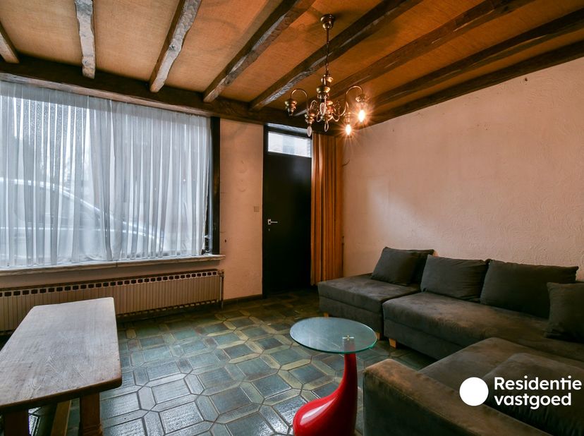 Op zoek naar een renovatieproject om uw eigen stempel op te kunnen drukken? Dan is deze woning in de Poperbosstraat 18 te Torhout een unieke kans! Gel