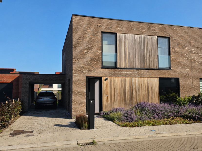 Recente halfopen bebouwing gelegen in de gegeerde wijk 'Langwater'!! Bestaande uit hal met apart toilet, zeer ruime living met zicht op de grote tuin