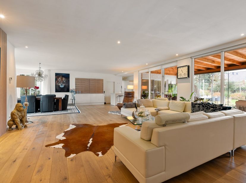 Dans le quartier résidentiel de villas de Grote Heide à Pelt se trouve cette charmante maison de plain-pied sur un terrain de 2 471 m². Grâce à sa lum