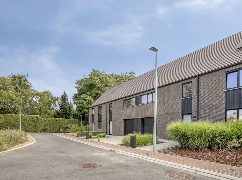 Bent u op zoek naar een moderne, energiezuinige en instapklare woning met veel ruimte en uitstekende ligging? Dan is deze prachtige gesloten bebouwing