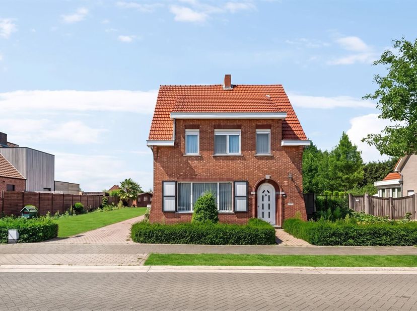 Te renoveren woning met 3 slaapkamers op 4.074m²<br />
Omschrijving:<br />
Gelijkvloers:<br />
Via de inkomhal betreden we deze charmante woning, die