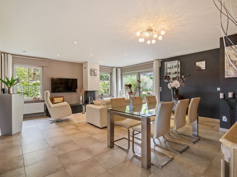 Gelegen in een rustige woonomgeving in Meensel-Kiezegem, deelgemeente van Tielt-Winge. De woning geniet van een vlotte verbinding via de E314 richting