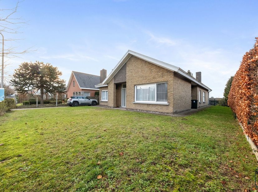 Te koop: ruime en rustig gelegen gelijkvloerse gezinswoning met grote tuin en garage, op een topligging in Waregem.<br />
Op een topligging in Waregem