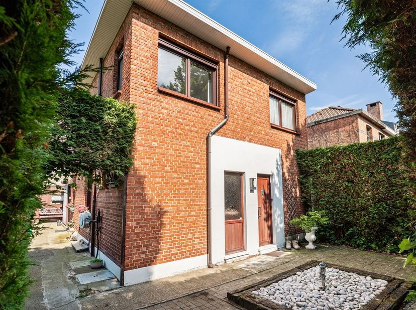 Ligging: Deze te renoveren woning biedt tal van mogelijkheden voor wie op zoek is naar een woning die volledig naar eigen smaak kan worden ingericht.