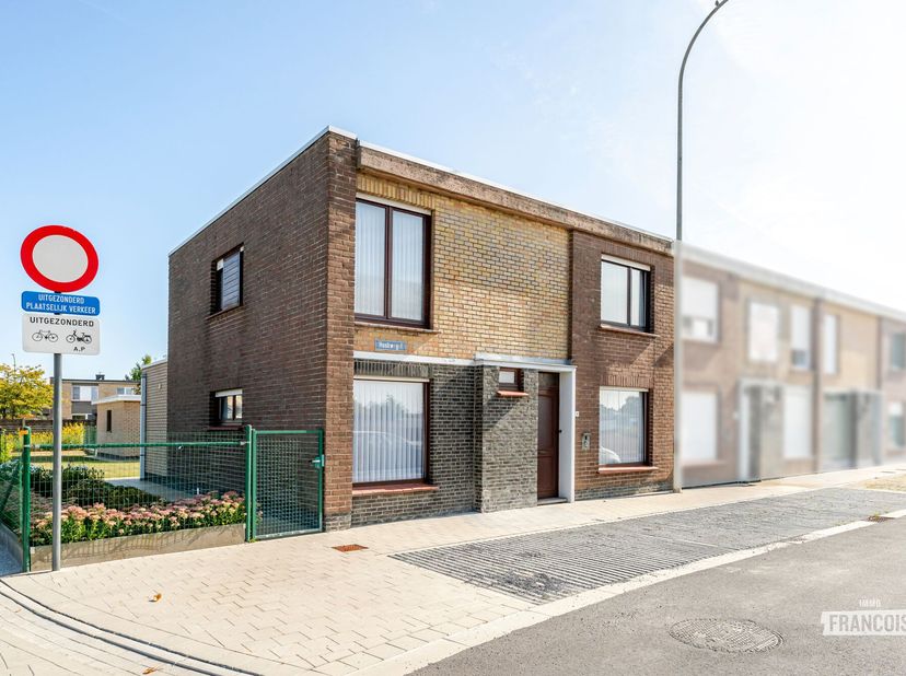 Vous recherchez une maison familiale spacieuse avec de nombreuses possibilités, située dans un quartier résidentiel calme ? Alors cette maison sur une