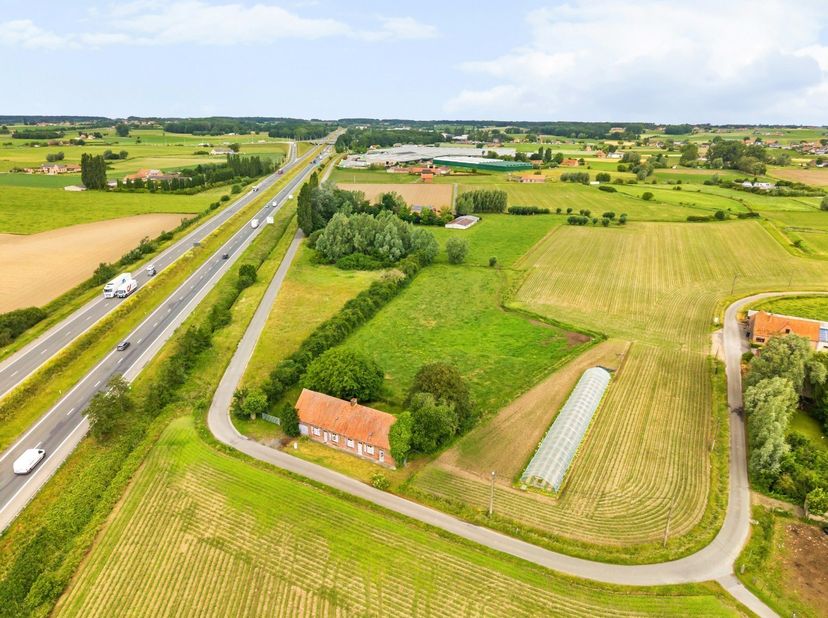 - Situation rurale avec un accès facile à l'A19: Oude Hondstraat 18 Beselare<br />
- Terrain d'environ 7.000 m²<br />
- Maison charmante et pleine de