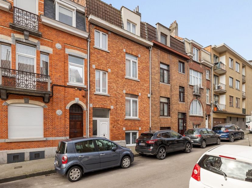 Op een ideale locatie vlak bij het Elisabethpark in Koekelberg bieden wij u deze prachtige woning van 237 m² met tuin aan. De woning is als volgt inge