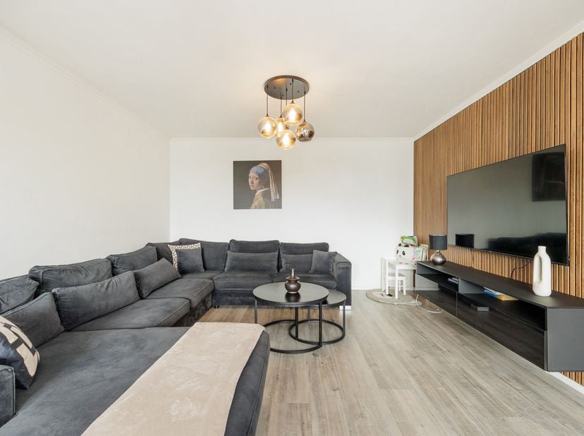 GOED ONDERHOUDEN EN INSTAPKLAAR APPARTEMENT MET TWEE SLAAPKAMERS, B-LABEL, CONFORME ELEKTRICITEIT EN APARTE GARAGE OP GEWILLIGE LOCATIE TE REKEM (LANA