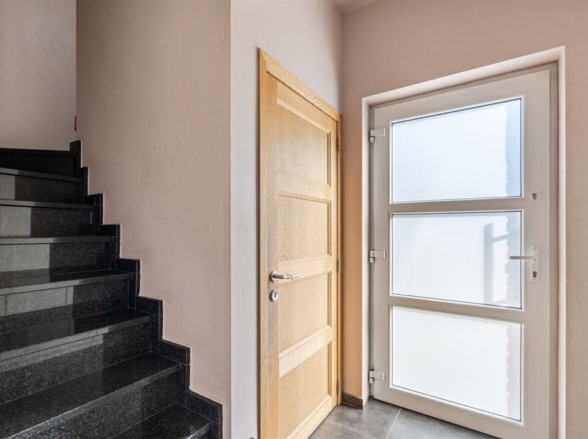 Welkom in deze ruime en lichtrijke woning, gelegen in een rustige straat op een aangename locatie in Hasselt. Met een bewoonbare oppervlakte van maar