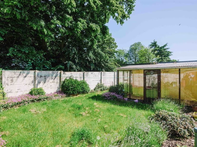 Vrasene - Située au coeur de Vrasene, cette maison à rénover avec jardin et passage arrière est une opportunité intéressante pour ceux qui recherchent