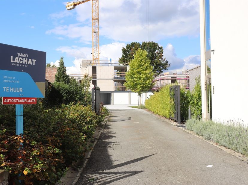 Autostaanplaats, niet overdekt, pal in het centrum van Londerzeel. Gelegen in de Mechelsestraat 18, achter appartementsgebouw, is ze bereikbaar via ge