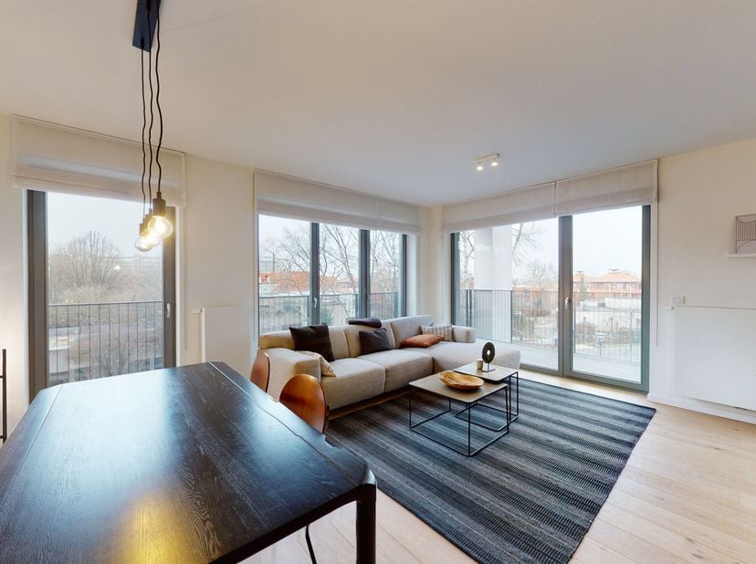 Op zoek naar een stijlvol appartement op een toplocatie in Elsene? Dit prachtige 1-slaapkamerappartement aan de Roger Lallemandlaan 19 combineert hede