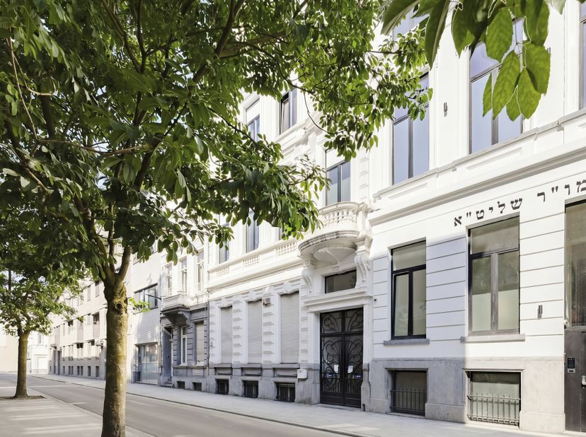 Gelegen in het geliefde Groen Kwartier bevindt zich dit uitzonderlijke karaktervol herenhuis met royale volumes en waar authentieke charme en hedendaa