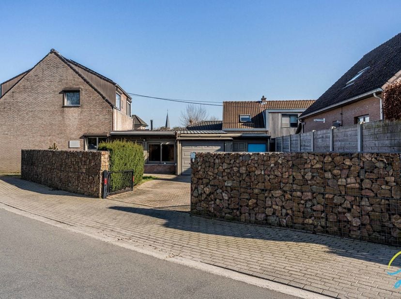 Ruime woning met 4 slaapkamers, garage en tuin te Moerzeke.<br />
Indeling: gelijkvloers: ruime woonkamer, keuken, berging/wasplaats, slaapkamer, badk