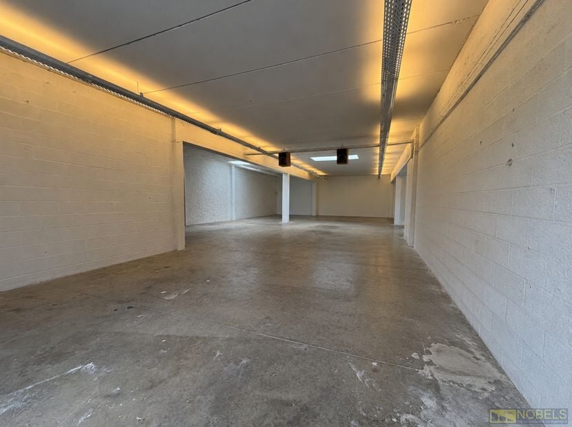 Verwarmd magazijn van ca. 200 m² in het CENTRUM van Aalst, vlakbij de STADSRING en het STATION, met vlotte verbinding naar invalswegen.<br />
<br />
D